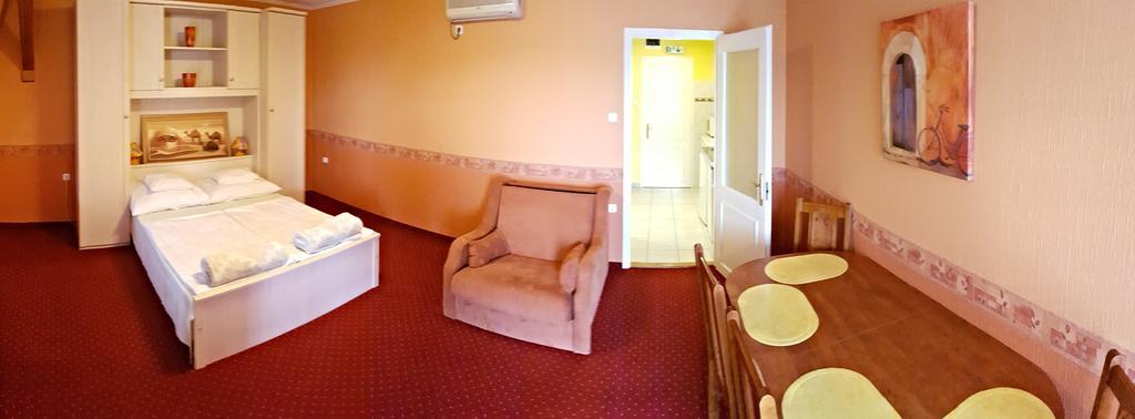 Kastelykert Apartman Gyula Exterior photo