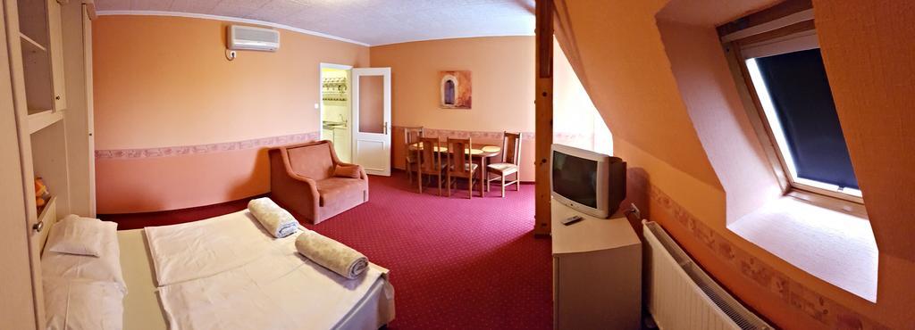 Kastelykert Apartman Gyula Exterior photo